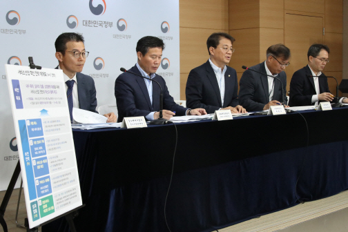 방기선 기재부 차관보(가운데)가 26일 오전 정부서울청사에서 복지부 와 문체부 등 관계부처 합동으로 ‘서비스산업 혁신전략‘에 대한 브리핑을 하고 있다.