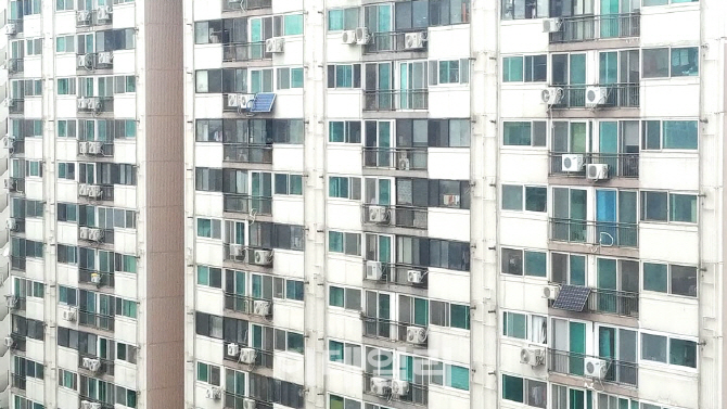 서울 시내 한 아파트 단지 발코니 외벽에 에어컨 실외기가 설치된 모습. 2006년 이후 공동주택 발코니에는 에어컨 설외기 설치공간을 마련하는 것을 법으로 규정했다사진=이데일리DB)