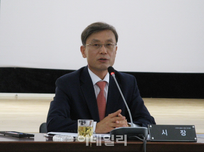 정하영 김포시장이 2일 시청 대회의실에서 취임 1주년 브리핑을 하고 있다. (사진 = 이종일 기자)