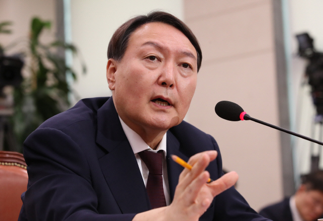 윤석열 검찰총장 후보자가 8일 국회 법제사법위원회에서 열린 인사청문회에서 의원들의 질의에 답변하고 있다. (사진=연합뉴스)