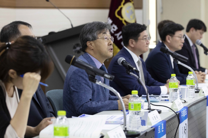 9일 오후 서울 역삼동 대한변호사협회 회관에서 개최된 ‘검·경 수사권 조정에 관한 심포지엄’ 참석자들이 열띤 토론을 벌이고 있다. (사진=연합뉴스)