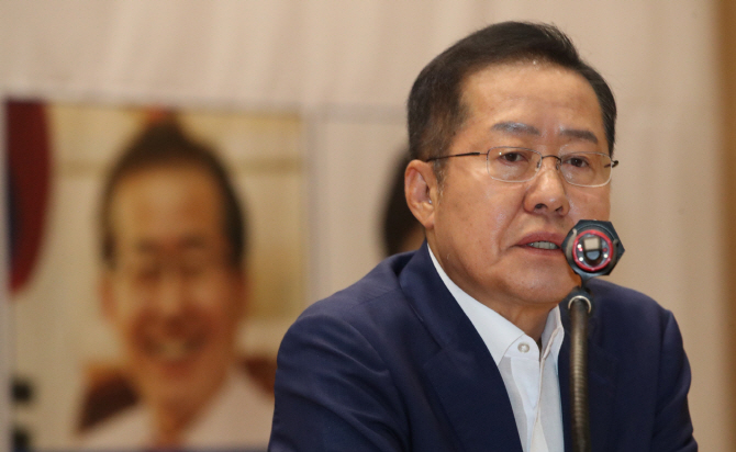 홍준표 자유한국당 전 대표가 10일 국회 의원회관에서 열린 대학생 리더십 아카데미에서 강연하고 있다. (사진=연합뉴스)