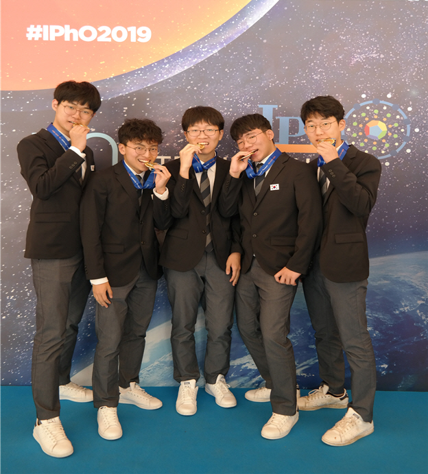 (왼쪽부터)윤후(서울과학고등학교), 배수정(서울과학고등학교), 정경진(서울과학고등학교), 임태윤(서울과학고등학교), 최수호(서울과학고등학교). 사진=한국과학창의재단.