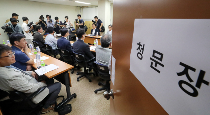 22일 오전 서울 종로구 서울시교육청 학교보건진흥원에서 열린 재지정 탈락 자율형 사립고 청문절차에서 경희고 관계자들이 청문회 시작을 기다리고 있다. (사진=연합뉴스)