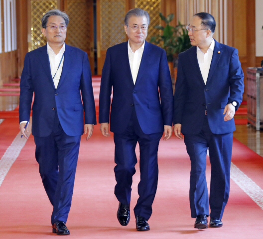 문재인 대통령이 지난 16일 오전 청와대에서 열린 국무회의에 홍남기 경제부총리 겸 기획재정부 장관, 노영민 비서실장과 함께 입장하고 있다. 연합뉴스 제공