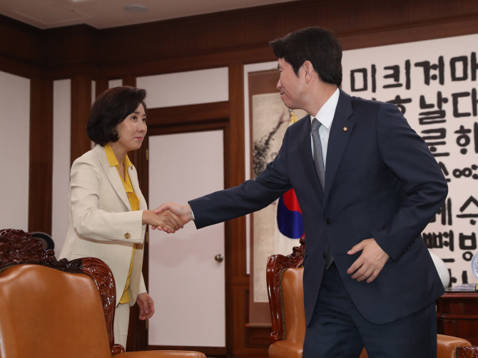 나경원 자유한국당 원내대표(왼쪽)와 이인영 더불어민주당 원내대표(사진 = 연합뉴스)