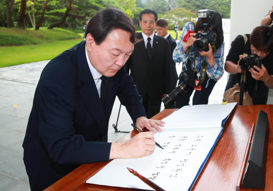 윤석열 신임 검찰총장이 25일 오후 서울 동작구 국립서울현충원을 찾아 참배를 마친 뒤 방명록을 작성하고 있다. (사진=연합뉴스)