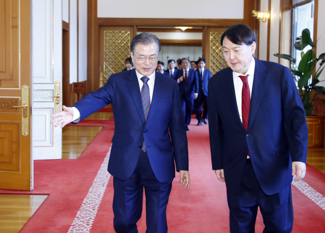 문재인 대통령이 지난 25일 오전 청와대에서 윤석열 신임 검찰총장에게 임명장을 수여한 뒤 함께 환담장으로 이동, 먼저 입장할 것을 권하고 있다 (사진=연합뉴스)