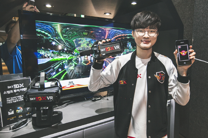 ▲점프 AR앱을 켠 휴대폰을 들고 있는 e스포츠 T1팀 ‘페이커’ 이상혁 선수