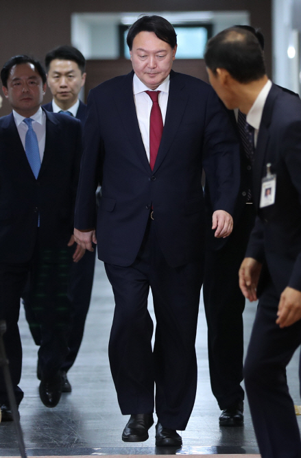 윤석열 검찰총장이 지난 25일 서울 서초구 대검찰청에서 열린 취임식에 입장하고 있다. (사진=연합뉴스)