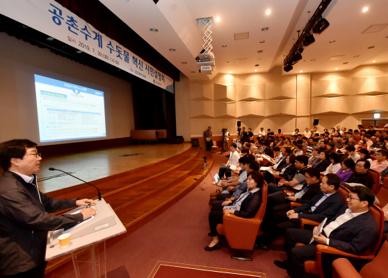 박영길(맨 왼쪽) 인천시 상수도사업본부장이 7월30일 서구 검단복지회관에서 열린 수돗물 설명회에서 수질상태를 발표하고 있다. (사진 = 인천시 제공)