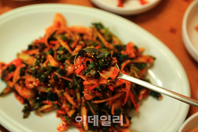 단월강변식당의 올갱이무침