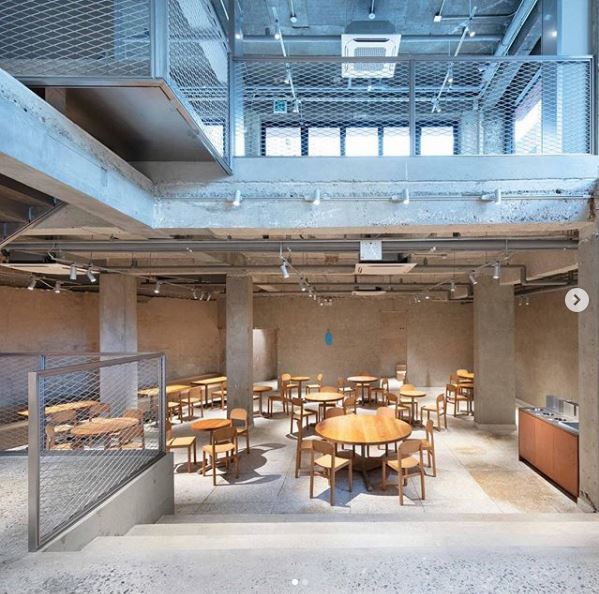 지난 5월 성수동에 오픈한 블루보틀 1호점은 내부를 공사장 느낌의 인더스트리얼 디자인으로 꾸며 화제가 됐다. (사진=블루보틀코리아 제공)