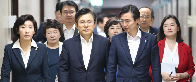 황교안 자유한국당 대표(왼쪽 세번째)가 1일 오전 국회에서 열린 최고위원회의에 참석하며 조경태 의원과 대화하고  있다. 왼쪽은 나경원 원내대표.(사진=연합뉴스)