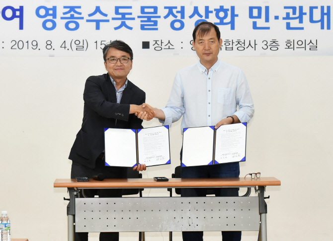 김광용(왼쪽) 인천시 기획조정실장이 4일 중구 운남동 영종복합청사 3층에서 열린 영종수돗물정상화 민관대책위원회 설명회에서 전수철 주민대표와 민관공동 선언서를 들고 기념 촬영하고 있다. (사진 = 인천시 제공)