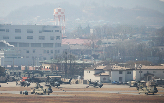 경기도 평택시 캠프 험프리스에 아파치를 비롯한 헬기들이 계류돼 있다. [사진=연합뉴스]