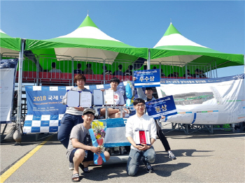 DGIST 오민호 학생팀이 ‘2018 국제대학생 창작 자동차 경진대회’에 참가해 창작기술부문 우수상(1위)과 경기부문 동상(4위)을 수상한 후 기념 사진을 찍고 있다. 사진=DGIST.