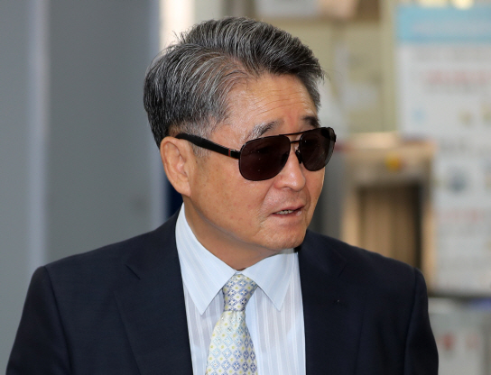 5·18 광주민주화운동이 북한군 소행이라고 주장하는 지만원씨가 8일 오후 서울 서초구 서울 중앙지법에서 열린 12차 공판에 출석하고 있다. (사진=뉴시스)