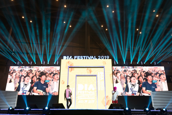 [사진3] CJ ENM의 1인 창작자 지원 사업 다이아 티비(DIA TV)가 8월 9일부터 11일까지 부산 벡스코에서 개최한 다이아 페스티벌 2019 in 부산에서 대도서관과 가수 마미손이 힙합 공연을 선보이고 있다