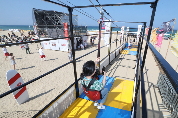 KT가 강원도 양양 서피비치에 마련해놓은 짚라인 액티비티. (사진=KT)