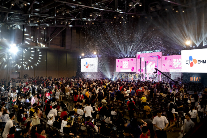 CJ ENM의 1인 창작자 지원 사업 다이아 티비(DIA TV)가 8월 9일부터 11일까지 부산 벡스코에서 개최한 다이아 페스티벌 2019 in 부산에서 유명 크리에이터들이 피날레 무대를 선보이고 있다