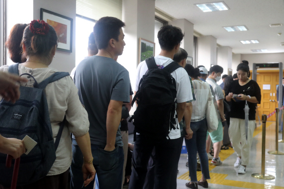 전 남편을 살해한 혐의 등을 구속기소 된 고유정의 첫 정식 재판이 열린 12일 오전 제주지법에 재판 방청을 원하는 시민들이 방청권을 받기 위해 줄을 서고 있다. (사진=연합뉴스)