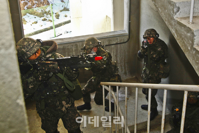 장병들이 마일즈 장비를 통한 전투 훈련을 하고 있다. [사진=육군]