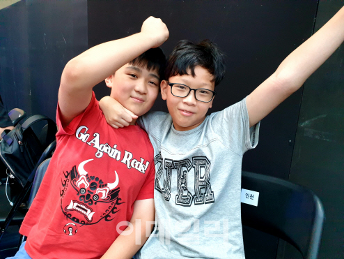 18일 대전 한밭대학교에서 열린 ‘제11회 대통령배 KeG’ 전국결선 둘째 날 ‘모두의마블(발달장애 시범종목)’ 결승에 오른 충청북도 대표선수 이현철(왼쪽, 초5·지적장애 2급)군과 이우진(초5·통합학급 학생)군이 인터뷰에 응하고 있다. 사진=노재웅 기자