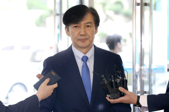 조국 법무부 장관 후보자가 20일 오전 서울 종로구 적선현대빌딩에 마련된 국회 인사청문회 준비 사무실로 출근하며 취재진의 질문을 받고 있다. (사진=뉴스1)