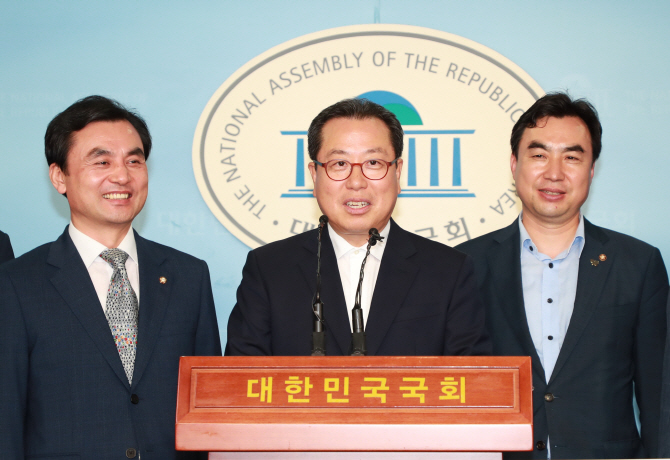 조광한 시장(가운데)이 GTX-B 예타 통과에 대한 입장을 밝히고 있다.(사진=남양주시)