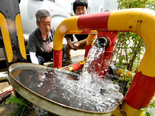 인천시 직원들이 수질 개선을 위해 배수작업을 하고 있다. (사진 = 인천시 제공)