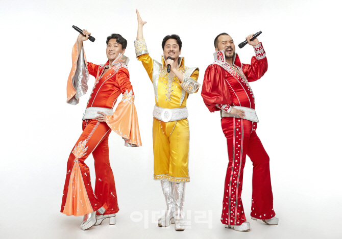 배우 성기윤(왼쪽)은 2004년부터 15년간 1400회 이상 ‘맘마미아!’에 출연했다. 샘(남경주, 가운데), 빌(오세준, 오른쪽)과 포즈를 취하고 있다(사진=신시컴퍼니)