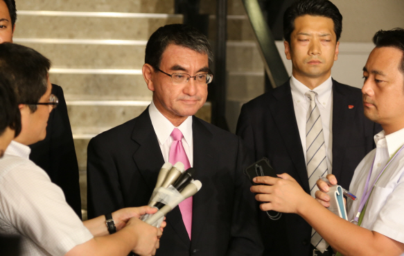 고노 다로(河野太郞) 일본 외무상이 지난 22일 남관표 주일 한국 대사를 초치해 한국 정부의 한일 군사정보보호협정(GSOMIA·지소미아) 종료 방침에 항의한 뒤 기자들에게 발언하고 있다. (사진=연합뉴스)