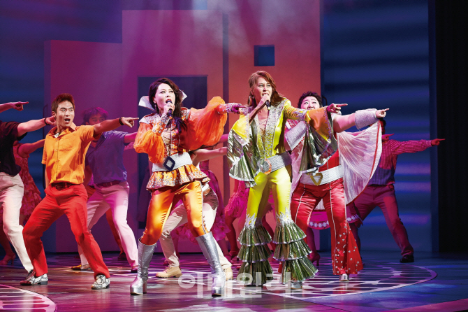 뮤지컬 ‘맘마미아!’ 커튼콜에서 도나(최정원), 타냐(홍지민), 로지(박준면)가 노래를 부르고 있다. 커튼콜 때 배우들이 입는 의상은 한 벌당 300만원이다(사진=신시컴퍼니)