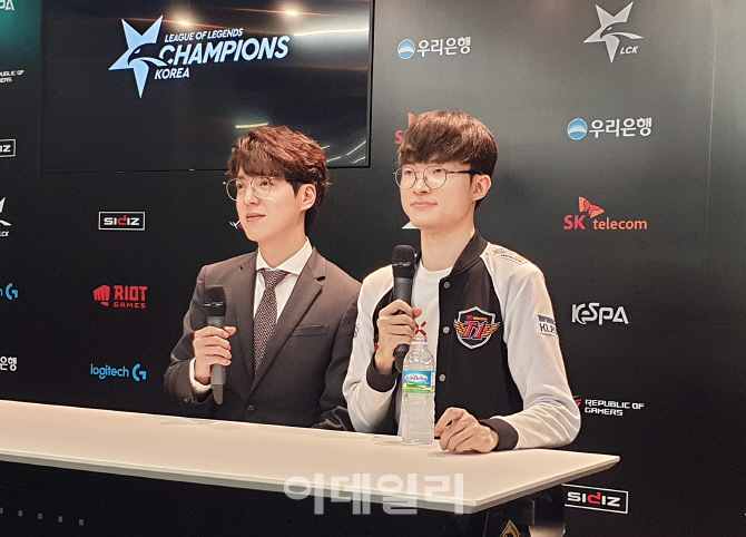 김정균(왼쪽) SK텔레콤 T1 감독과 ‘페이커’ 이상혁 선수가 25일 오후 서울 종로구 롤파크 LCK 아레나에서 열린 LCK 서머 포스트시즌  플레이오프 2라운드 경기에서 담원 게이밍을 상대로 3대0 승리를 거둔 뒤 인터뷰에 응하고 있다. 사진=노재웅 기자