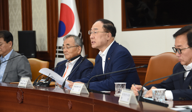 홍남기(오른쪽에서 두번째) 경제부총리 겸 기획재정부 장관이 지난 23일 오후 광화문 정부서울청사에서 열린 주요 국책·민간 연구기관장들과의 간담회에서 모두발언하고 있다. 기획재정부 제공