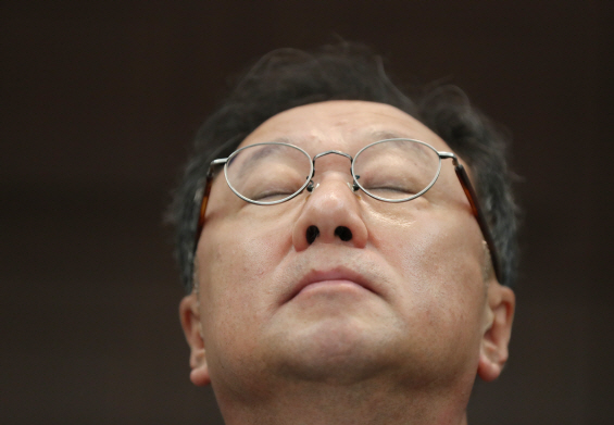 이우석 코오롱생명과학 대표가 지난달 4일 오전 서울 중구 프레스 센터에서 열린 골관절염 유전자 치료제 ‘인보사케이주’(인보사)의 품목허가 취소 관련 기자회견에서 생각에 잠겨 있다. (사진=연합뉴스)