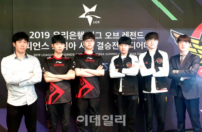 라이엇 게임즈는 27일 오후 2019 리그오브레전드 챔피언스 코리아(LCK) 서머 스플릿 결승전 미디어데이를 진행했다. (왼쪽부터)그리핀의 김대호 감독, ‘리헨즈’ 손시우, ‘소드’ 최성원 선수, SK텔레콤 T1의 ‘칸’ 김동하, ‘페이커’ 이상혁 선수, 김정균 감독이 기념촬영을 하고 있다. 사진=노재웅 기자