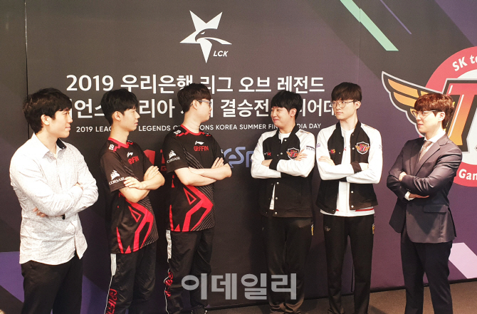라이엇 게임즈는 27일 오후 2019 리그오브레전드 챔피언스 코리아(LCK) 서머 스플릿 결승전 미디어데이를 진행했다. (왼쪽부터)그리핀의 김대호 감독, ‘리헨즈’ 손시우, ‘소드’ 최성원 선수, SK텔레콤 T1의 ‘칸’ 김동하, ‘페이커’ 이상혁 선수, 김정균 감독이 기념촬영을 하고 있다. 사진=노재웅 기자