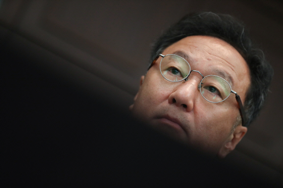 이우석 코오롱생명과학 대표가 지난달 4일 서울 중구 프레스센터에서 열린 골관절염 유전자 치료제 ‘인보사케이주’(인보사) 환자 관리 종합대책안 발표 기자회견에서 취재진 질문을 경청하고 있다. (사진=연합뉴스)