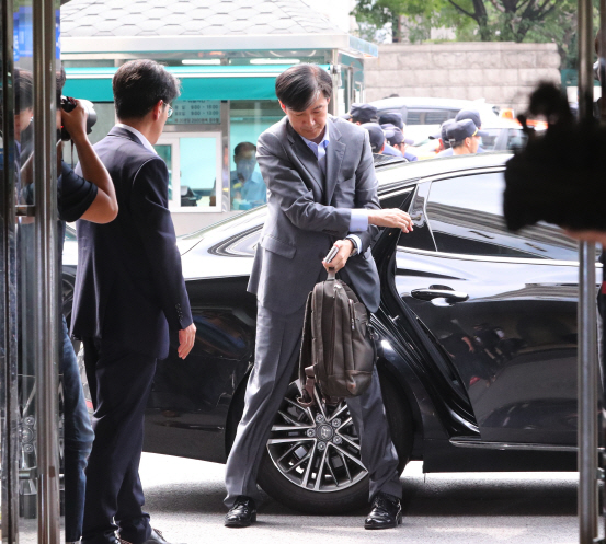 조국 법무부 장관 후보자가 지난 27일 오후 인사청문회 준비 사무실이 마련된 서울 종로구 한 건물로 출근하고 있다 (사진=연합뉴스)