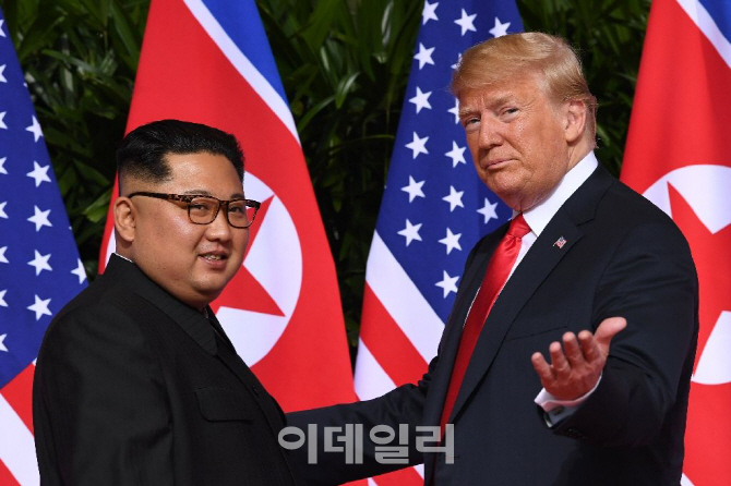 도널드 트럼프(오른쪽) 미 대통령과 김정은 북한 국무위원장. 사진=AFP