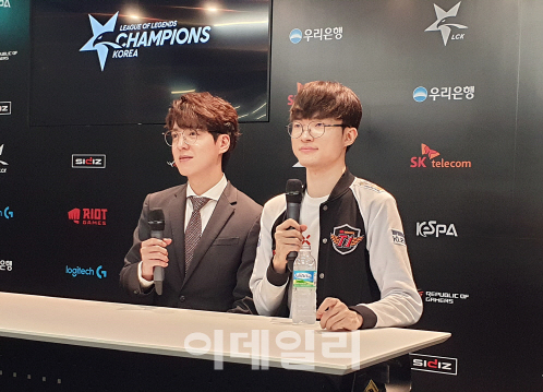 김정균(왼쪽) SK텔레콤 T1 감독과 ‘페이커’ 이상혁 선수가 25일 오후 서울 종로구 롤파크 LCK 아레나에서 열린 LCK 서머 포스트시즌 플레이오프 2라운드 경기에서 담원 게이밍을 상대로 3대0 승리를 거둔 뒤 인터뷰에 응하고 있다. 사진=노재웅 기자