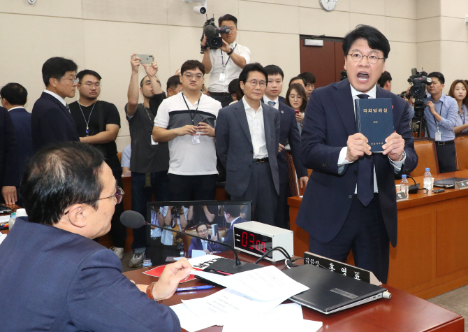 29일 오전 열린 국회 정치개혁특별위원회 전체회의에서 준연동형 비례대표제 도입을 골자로 하는 공직선거법 개정안이 의결되자 자유한국당 소속 장제원 간사(오른쪽)가 국회법 해설책을 들고 항의하고 있다.(사진=연합뉴스)