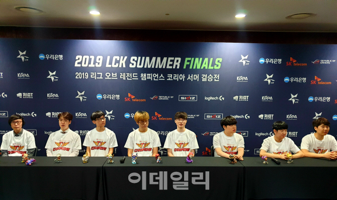 31일 오후 서울 고려대학교 화정체육관에서 열린 ‘2019 우리은행 리그오브레전드 챔피언스 코리아(LCK) 서머 결승전에서 그리핀을 꺾고 우승을 차지한 SK텔레콤 T1 선수단이 인터뷰에 응하고 있다. 사진=노재웅 기자