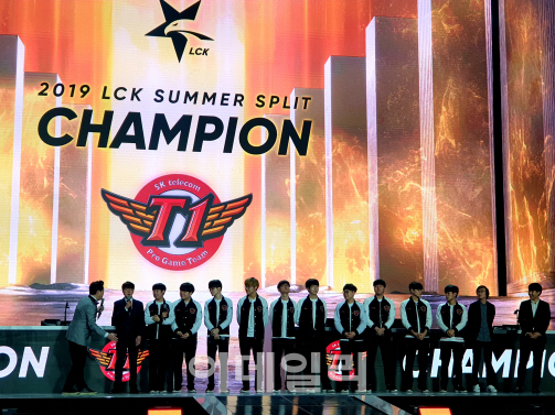 8월31일 오후 서울 고려대학교 화정체육관에서 열린 ‘2019 우리은행 리그오브레전드 챔피언스 코리아(LCK) 서머 결승전에서 그리핀을 꺾고 우승을 차지한 SK텔레콤 T1 선수단. 사진=노재웅 기자