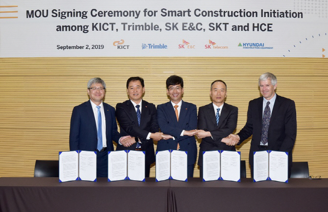(좌측부터) 권수안 건설연 산업혁신부원장, 김광윤 SK건설 인프라O-E혁신실장, 최판철 SKT 기업사업본부장, 윤영철 현대건설기계 전무(기술개발본부장), Mark Nichols 트림블 부사장이 업무협약서 서명 후 기념촬영을 하고 있는 모습.