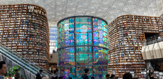 인스타그램에 노출되는 사진이 약 13만 개에 달할 정도로 명소로 자리잡은 스타필드 코엑스몰 별마당 도서관(사진=신세계프라퍼티)