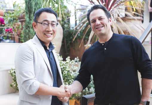 유영상 SKT MNO사업부장(왼쪽)과 필 스펜서(Phil Spencer) MS 게임 총괄 부사장(EVP)이 지난 6월 세계 최대 게임 박람회 ‘E3 2019’에서 만나 5G 기반 클라우드 게임 공동사업 추진을 위한 양해각서를 체결했다. (사진=SKT)