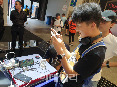 지난 8월2일 중국 상하이 신국제박람센터에서 개막한 중국 최대 게임 전시회 ‘차이나조이 2019’ 현장에서 모바일게임을 즐기고 있는 중국 청년. 사진=노재웅 기자